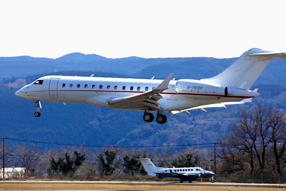 ふるさとを飛ぶ―熊本県航空写真集 写真集】平成元年・宮崎県航空写真集 新 ふるさと飛行 - メルカリ