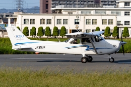 Ariesさんが、八尾空港で撮影した崇城大学 172S Skyhawk SPの航空フォト（飛行機 写真・画像）