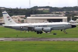 fly A340さんが、嘉手納飛行場で撮影したアメリカ空軍 RC-135W Rivet Joint (717-158)の航空フォト（飛行機 写真・画像）