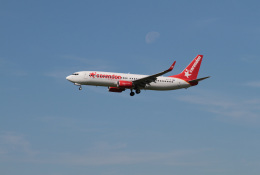khvin71さんが、アムステルダム・スキポール国際空港で撮影したコレンドン・エアラインズ・ヨーロッパ 737-8FHの航空フォト（飛行機 写真・画像）