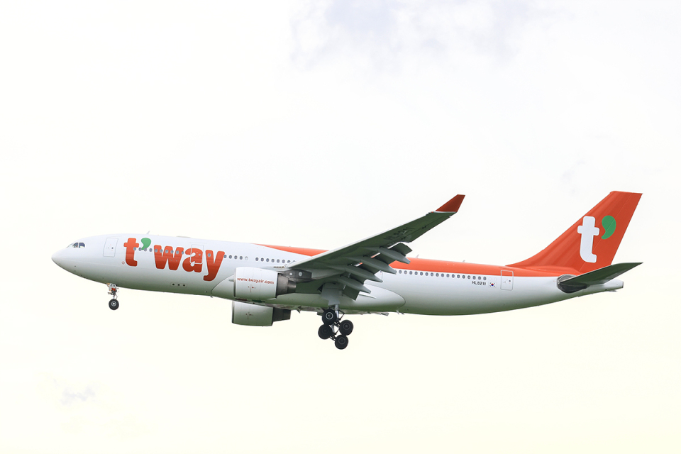 ティーウェイ航空 Airbus A330-200 HL8211 福岡空港 航空フォト