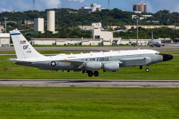 ryu330さんが、嘉手納飛行場で撮影したアメリカ空軍 RC-135W Rivet Joint (717-158)の航空フォト（飛行機 写真・画像）