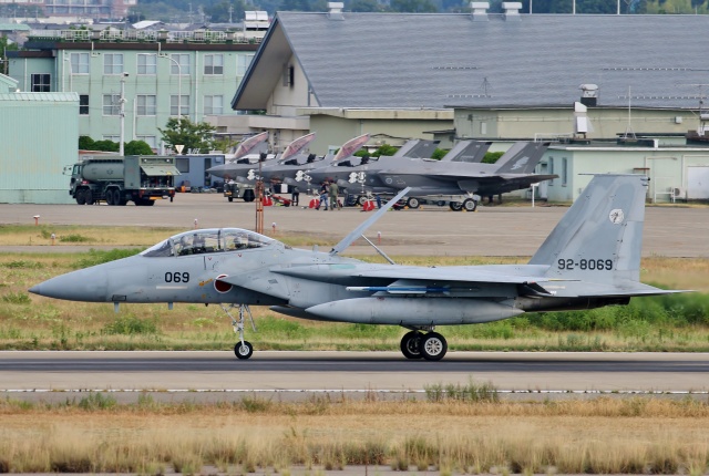 航空自衛隊?
天翔
S式後期５型アマガケ 機体記号 : 92-8912 (航空自衛隊) 航空機体ガイド | FlyTeam