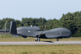 フォレストさんが、三沢飛行場で撮影した航空自衛隊 RQ-4B-30 Global Hawkの航空フォト（飛行機 写真・画像）