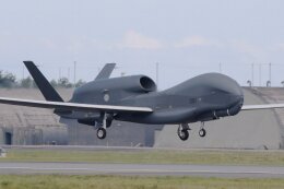 swamp foxさんが、三沢飛行場で撮影した航空自衛隊 RQ-4B-30 Global Hawkの航空フォト（飛行機 写真・画像）
