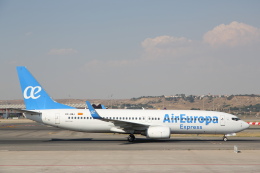 安芸あすかさんが、マドリード・バラハス国際空港で撮影したエア・ヨーロッパ・エクスプレス 737-8GJの航空フォト（飛行機 写真・画像）
