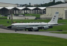 オカリンさんが、嘉手納飛行場で撮影したアメリカ空軍 RC-135W Rivet Joint (717-158)の航空フォト（飛行機 写真・画像）