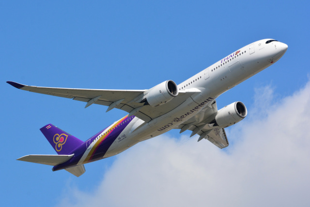 タイ航空　オリジナル　A350-900 1/200スケール Flaps down China Airlines A350-900 B-18918 Carbon Fiber 中華