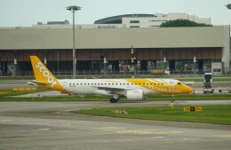 twinengineさんが、シンガポール・チャンギ国際空港で撮影したスクート ERJ-190-300 STD (E190-E2)の航空フォト（飛行機 写真・画像）