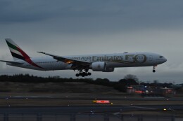 UAE 50周年記念」特別塗装機 エミレーツ航空 (777-300 | A6-EQM