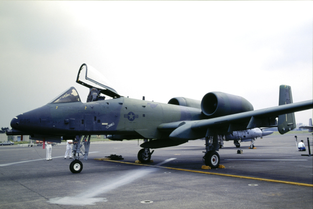 化石　A-10 フェアチャイルド A-10C サンダーボルトII 製造番号:A10-0305