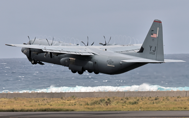 CL&CLさんが、奄美空港で撮影したアメリカ空軍 C-130J-30 Herculesの航空フォト（飛行機 写真・画像）