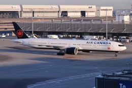 m_aereo_i.さんが、羽田空港で撮影したエア・カナダ 777-333/ERの航空フォト（飛行機 写真・画像）