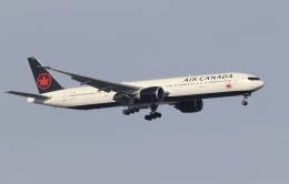 ひこ金太郎さんが、羽田空港で撮影したエア・カナダ 777-333/ERの航空フォト（飛行機 写真・画像）
