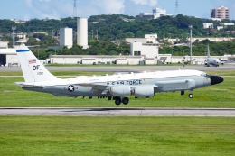 よっしぃさんが、嘉手納飛行場で撮影したアメリカ空軍 RC-135W Rivet Joint (717-158)の航空フォト（飛行機 写真・画像）