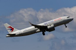 メルシーボクーさんが、中部国際空港で撮影した中国東方航空 A320-251Nの航空フォト（飛行機 写真・画像）
