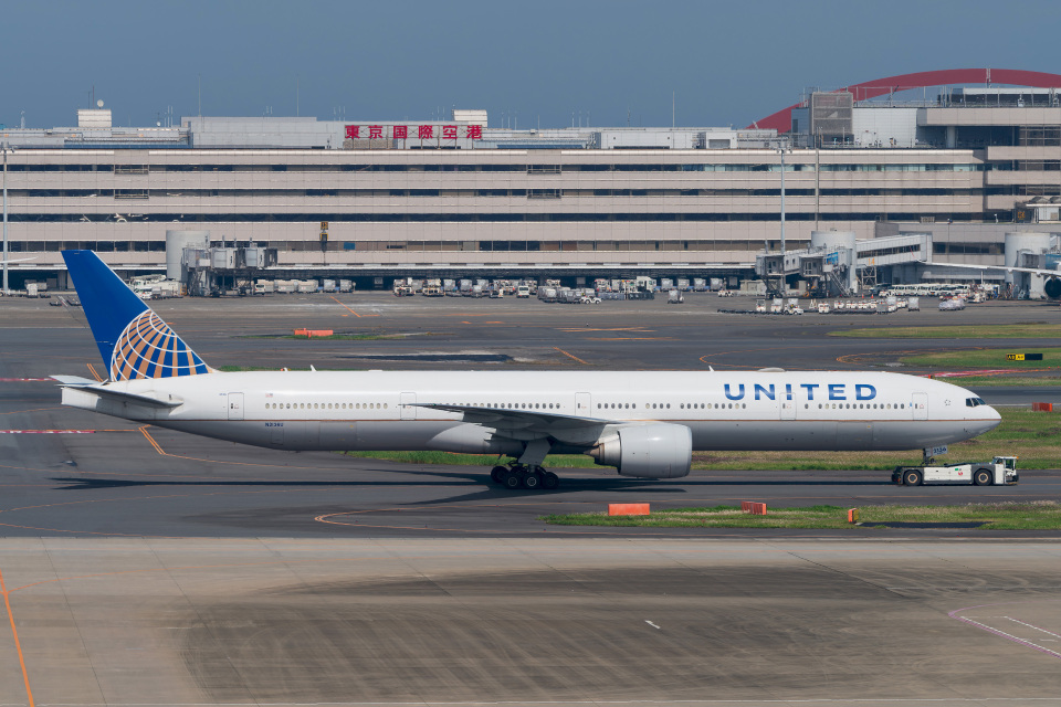 ユナイテッド航空 Boeing 777-300 N2136U 羽田空港 航空フォト