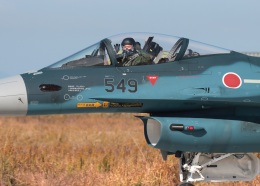 築城基地の撮影スポット「タクシーウェイ脇」で、ニセカメⅡさんが撮影した飛行機の写真です。