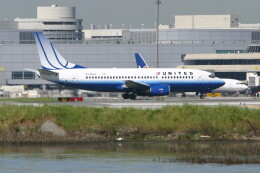 航空フォト：N390UA ユナイテッド航空 737-300