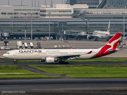 RUNWAY23.TADAさんが、羽田空港で撮影したカンタス航空 A330-303の航空フォト（飛行機 写真・画像）