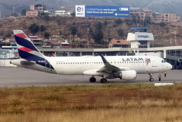 planetさんが、アレハンドロ・ベラスコ・アステテ国際空港で撮影したラタム・エアラインズ・チリ A320-214の航空フォト（飛行機 写真・画像）