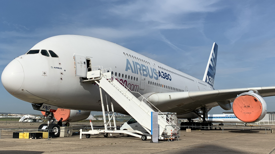Airbus 380  エアバス Airbus A380 - Wikipedia