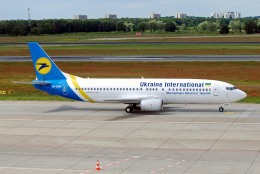 ヘキサゴンさんが、ベルリン・テーゲル空港で撮影したウクライナ国際航空 737-4Y0の航空フォト（飛行機 写真・画像）
