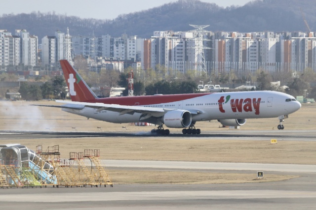 o-ameさんが、金浦国際空港で撮影したティーウェイ航空 777-367/ERの航空フォト（飛行機 写真・画像）