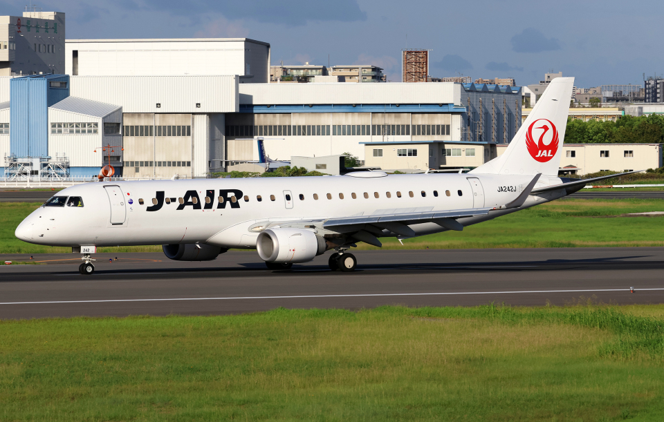 ジェイエア Embraer 190 JA242J 伊丹空港 航空フォト | by