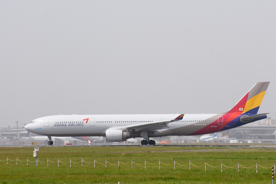 【廃盤】アシアナ航空 A330-300 1/400 A330-300 アシアナ航空 ランディングギア/スタンド付属 (完成品