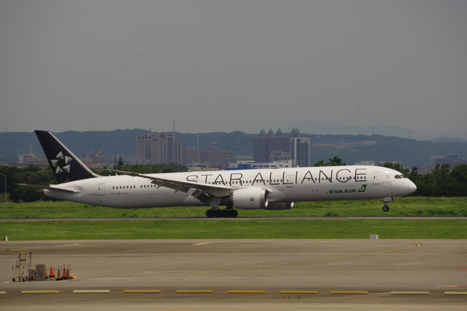 エバー航空 Boeing 787-10 B-17812 台湾桃園国際空港 航空フォト