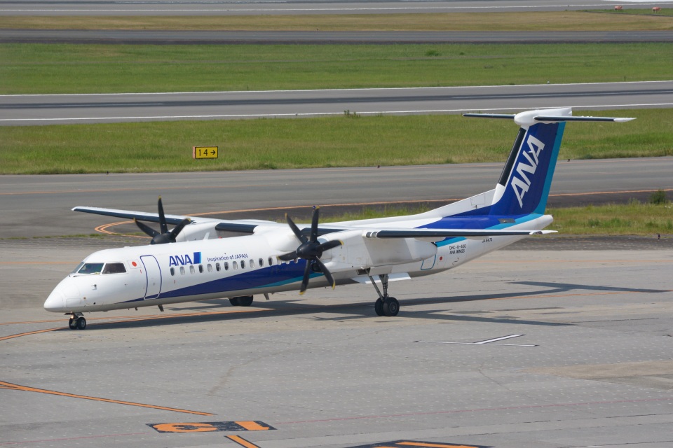 ANAウイングス DHC-8-400(Q400) NH11011 1/100 Yahoo!オークション - ANA 1/100 Q400 ボンバルディア DHC-8-400