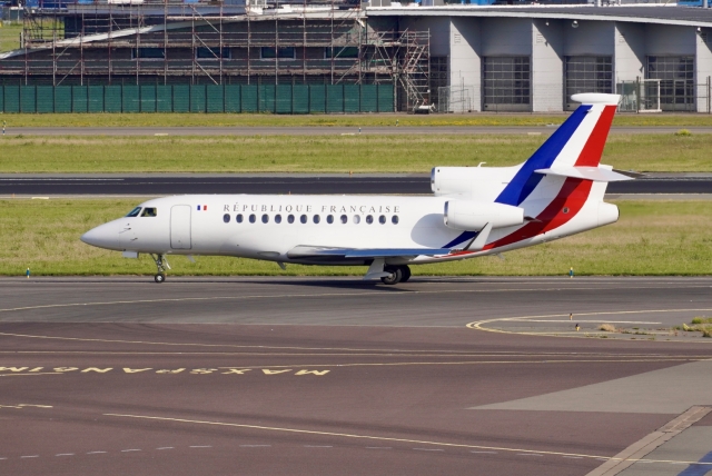 NIKEさんが、アムステルダム・スキポール国際空港で撮影したフランス空軍 Falcon 7Xの航空フォト（飛行機 写真・画像）