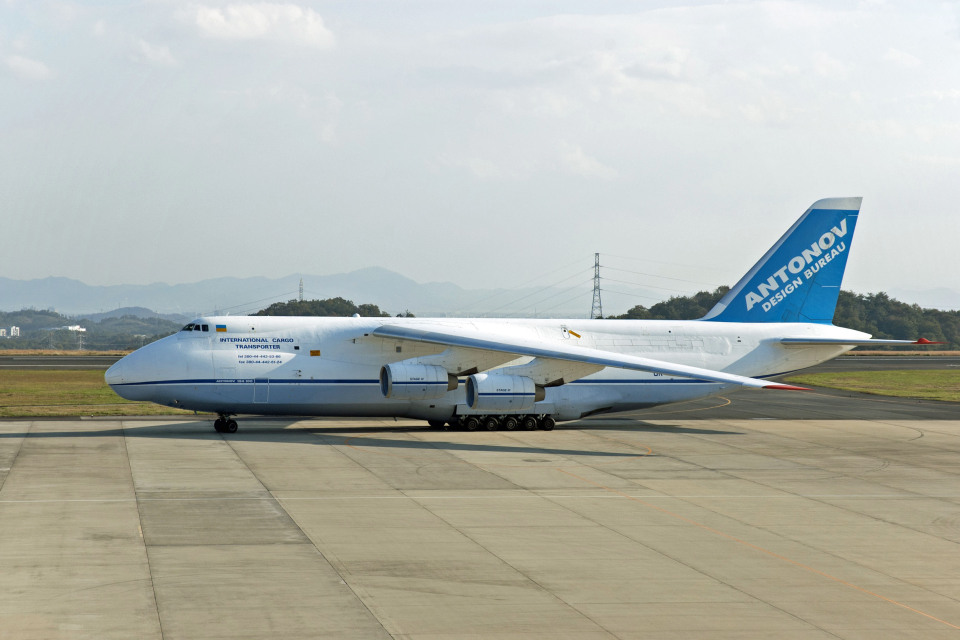 GJ　1/200　 ウクライナ　アントノフエアラインズ　ANTONOV 124 1:200 Antonov Ukraine An-124 Transport Aircraft Model