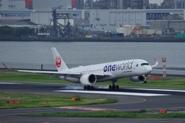JAL A350-900 oneworld 日本航空 エアバス ワンワールド 4K】JAL A350初のワンワールド塗装機JA15XJ羽田到着 - YouTube