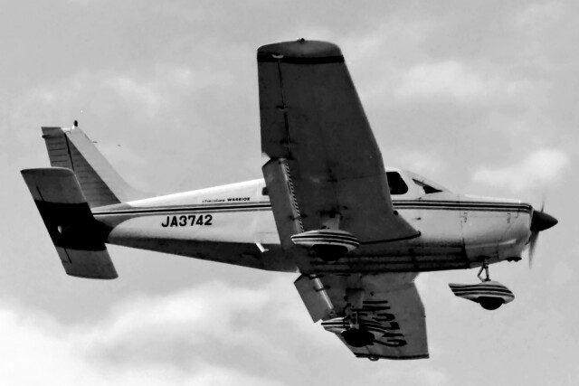 日本フライングサービス 機材一覧 パイパー PA-28 チェロキー