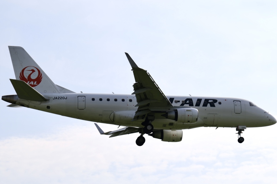 航空機・ヘリコプター JAL J-AIR EMBRAER 170 JA220J E170 ジェイエア Embraer 170 JA220J 伊丹空港 航空フォト | by Fly