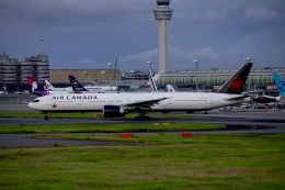 狛犬さんが、羽田空港で撮影したエア・カナダ 777-333/ERの航空フォト（飛行機 写真・画像）