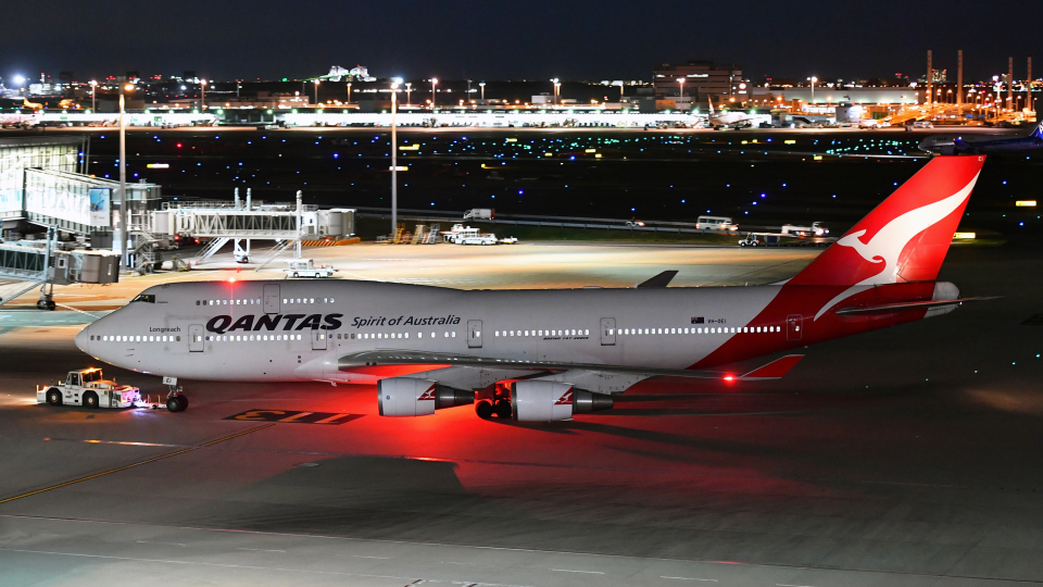 カンタス航空 Boeing 747-400 VH-OEI 羽田空港 航空フォト | by
