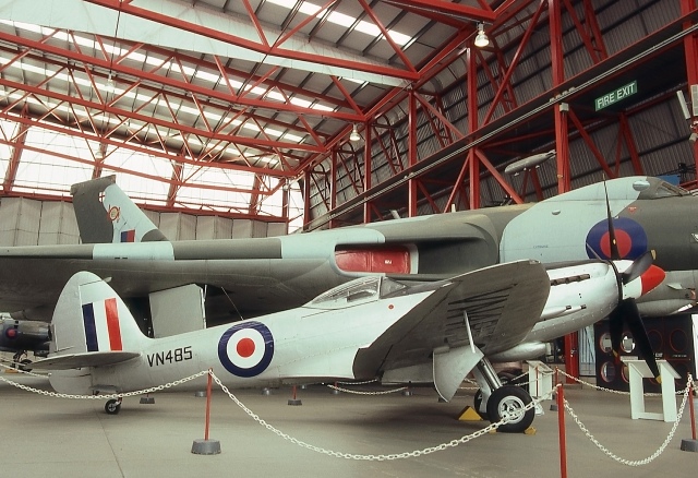 JAパイロットさんが、ダックスフォード飛行場で撮影したImperial War Museum 356 Spitfire F24の航空フォト（飛行機 写真・画像）
