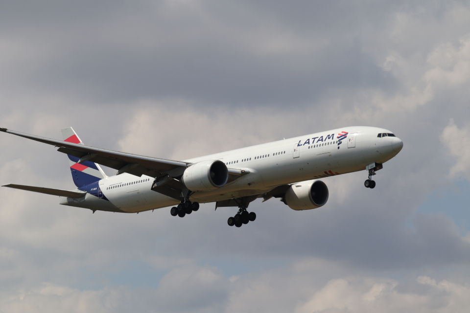 LATAM ラタム航空 B777-300ER 1/200 JC Wings 200 LATAM Brasil B777-300ER(Special Commemorative
