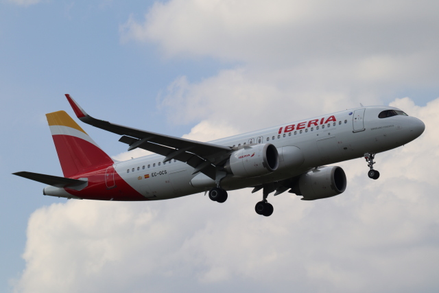 1/100 Pacmin A320neo イベリア航空 Airbus A320NEO Airbus livery 1/100 scale – Dutch-Aviation.com