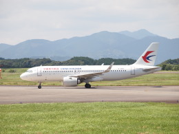 FSZ K-SURAさんが、静岡空港で撮影した中国東方航空 A320-251Nの航空フォト（飛行機 写真・画像）