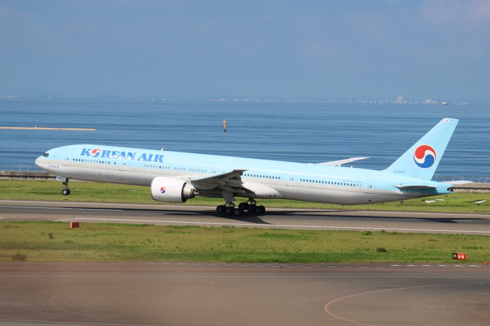大韓航空 Boeing 777-300 HL8208 中部国際空港 航空フォト | by