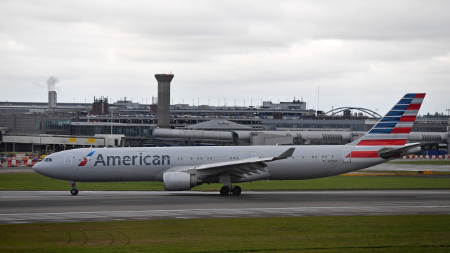 エアバス A330-300 アメリカン航空 (ギア/スタンド付属) 1/200 飛行機模型]hogan wings アメリカン航空 A330-300 1:200 - YouTube