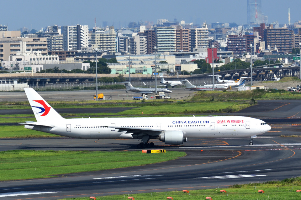 中国東方航空 Boeing 777-300 B-2025 羽田空港 航空フォト | by