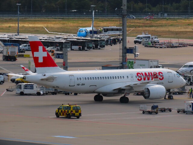 航空機・ヘリコプター BOMBARDIER CS100 1:100 Bombardier CS100 jet takes on Boeing and Airbus | CNN
