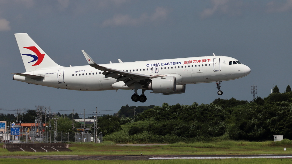 中国東方航空 Airlinertags A320-214 3色コンビ 中国東方航空 Airbus A320neo B-323Z 成田国際空港 航空フォト