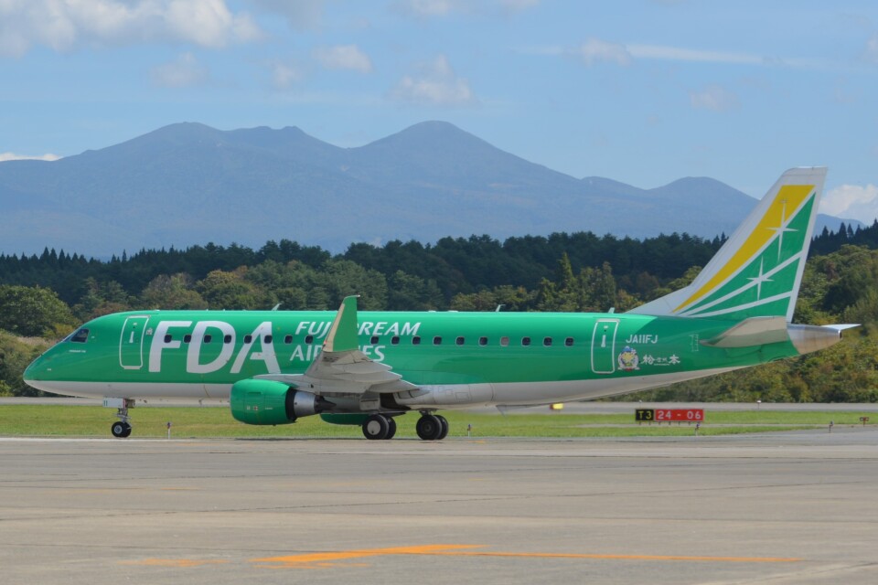 フジドリームエアラインズ Embraer 175 JA11FJ 青森空港 航空