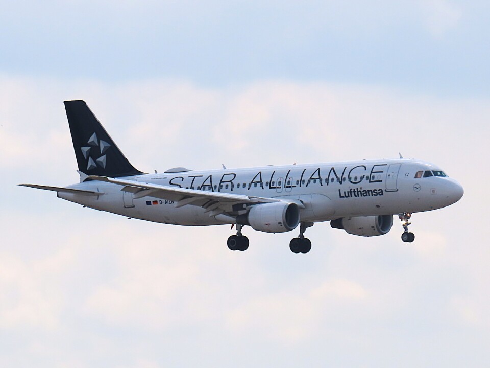 Lufthansa ルフトハンザ航空 Airbus A320-214 モデル hqdefault.jpg